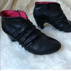 Ursula Mascaro Black leather V booties 8.5